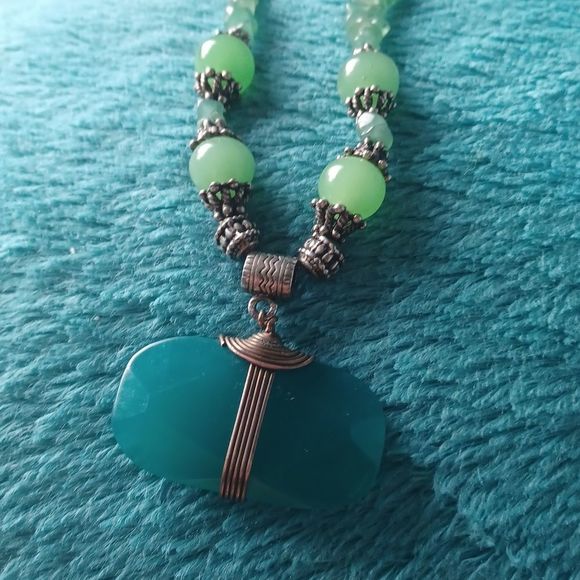 Awesome vintage tribal style necklace in greens - Picture 4 of 7